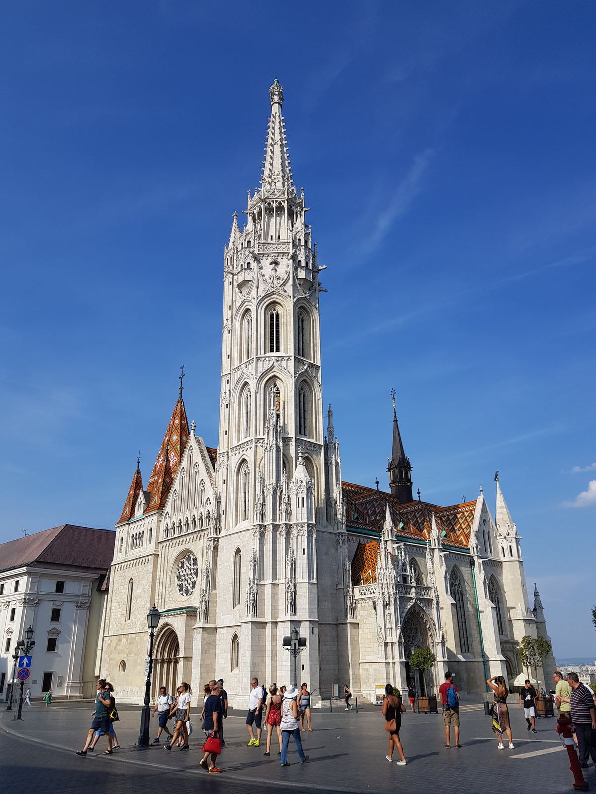 Una torre gótica blanca contra el cielo azul