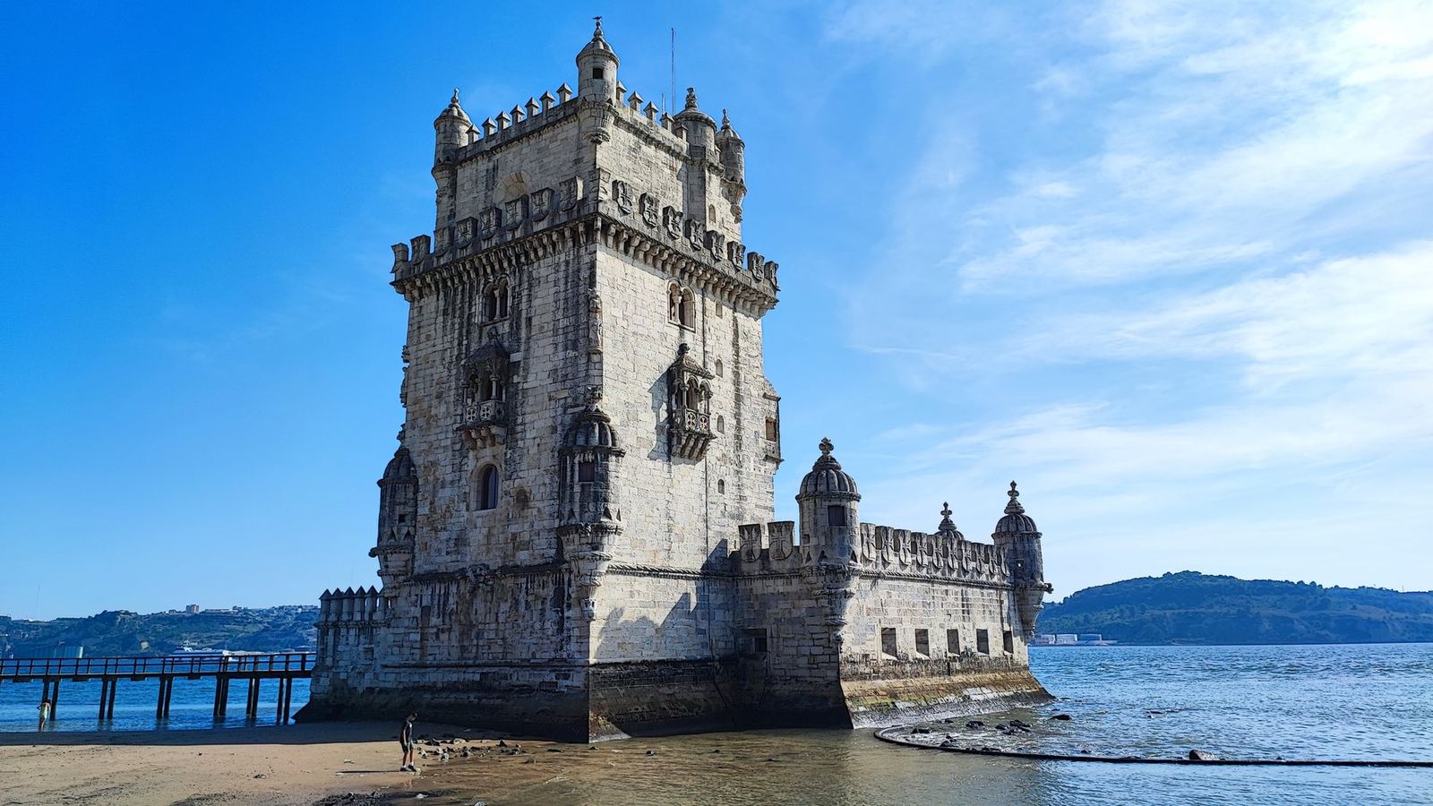 Una torre fortaleza de piedra junto al río