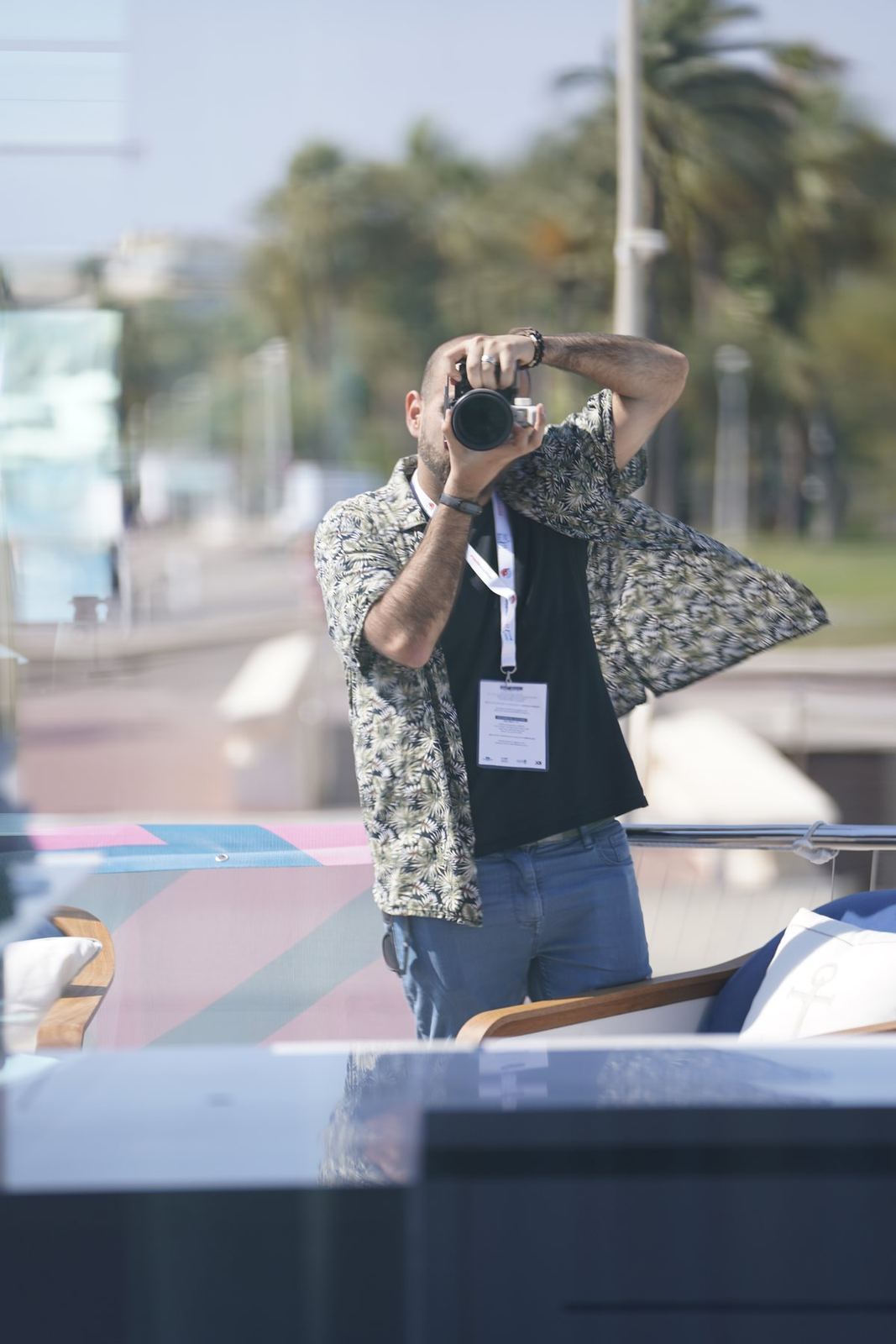 Un creador tomando una foto con la cámara sobre la cabeza