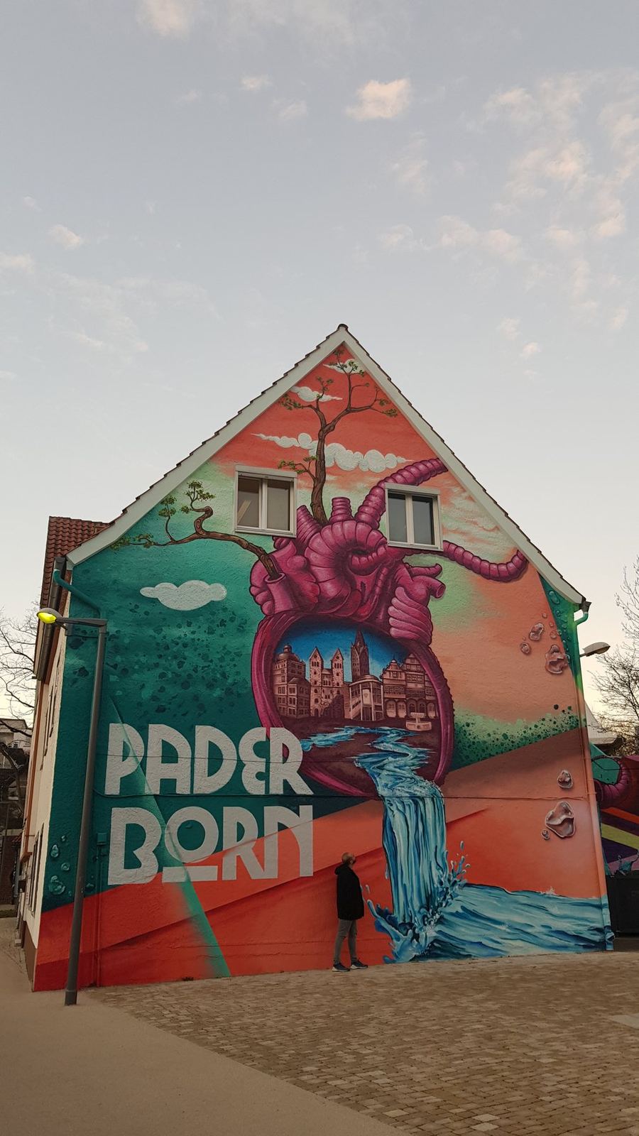 Ein buntes Street-Art-Wandbild an einem Hausgiebel
