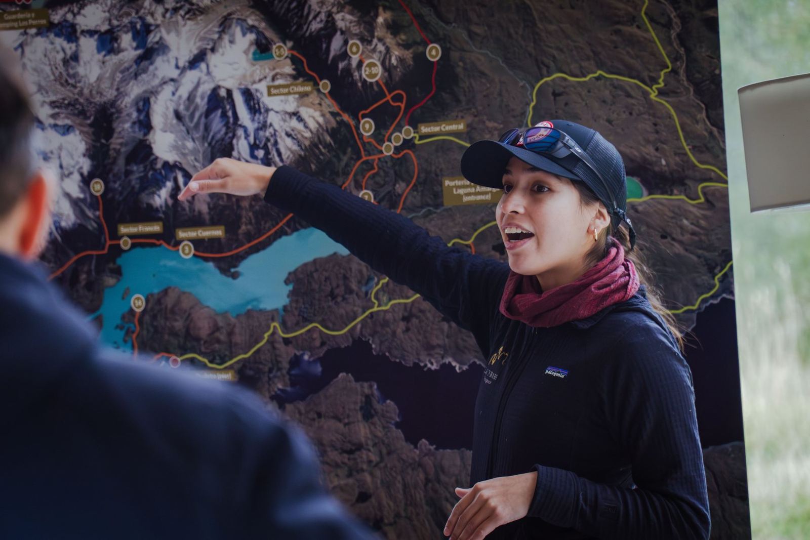 Una guía local señalando un mapa del parque mientras explica la ruta