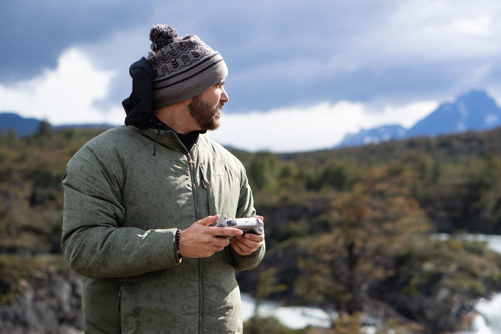 Nicolás Lacoste prüft seine Kamera auf einem Bergpfad