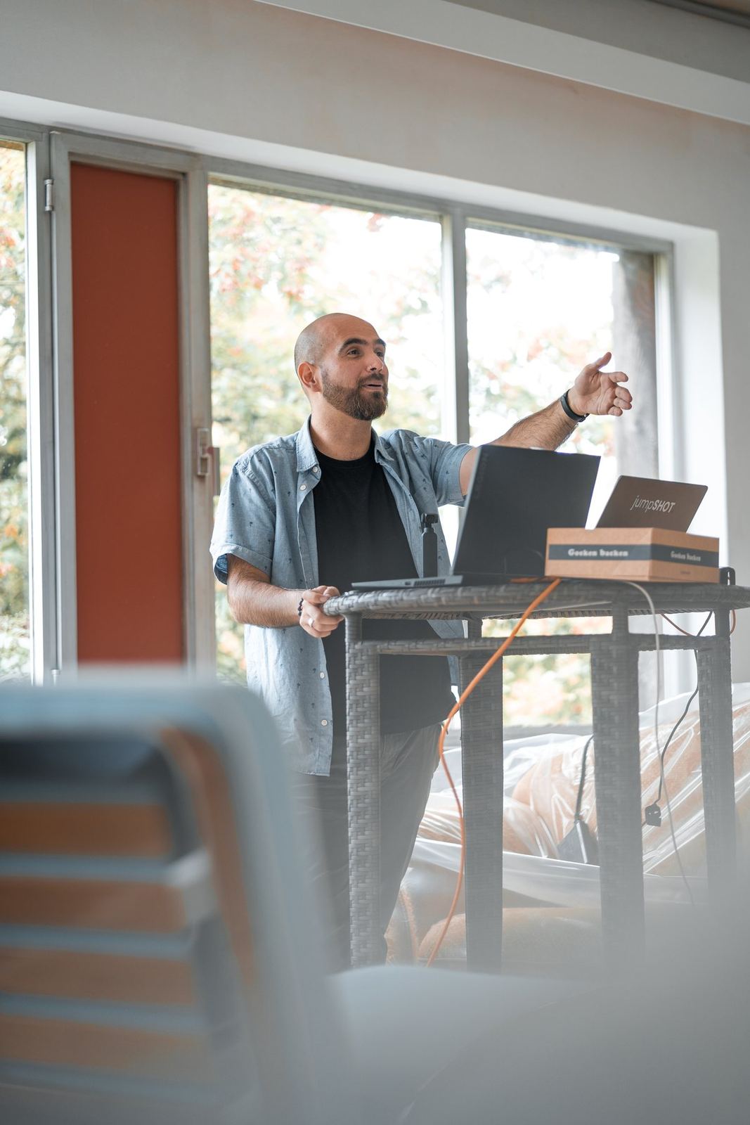 Nicolás präsentiert am Laptop während eines Workshops